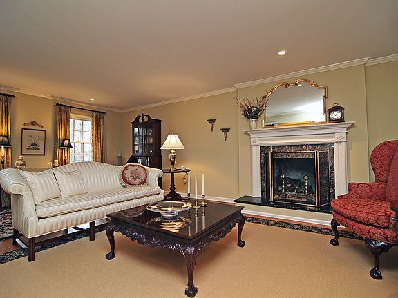 Living room w/gas f/p