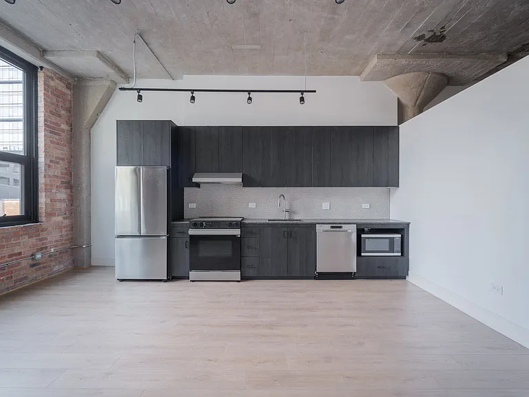 871 N Franklin — Photo 9
