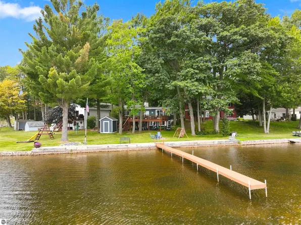 281 W Lake Dr, Cadillac, MI 49601