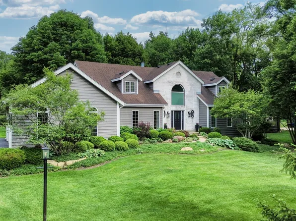 2S025 Twin Oaks Dr, Wheaton, IL 60189