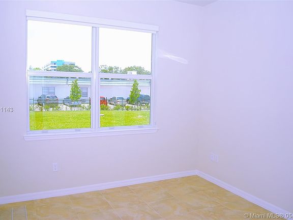 5th image of 1008 Banyan Dr