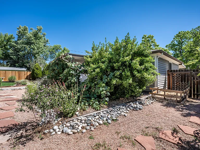 2140 Robin Dr — Photo 44
