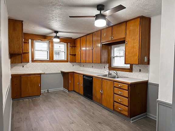 2nd image of 222 W Union St