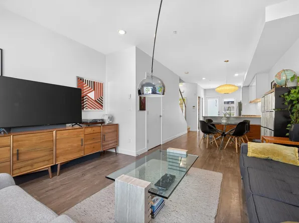 455 E 16th Ave #217, Vancouver, BC V5T 2T8