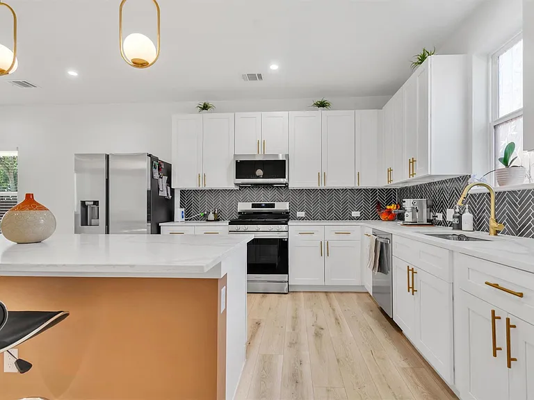 2307 Lathan Ln — Photo 7
