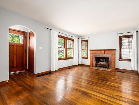 4th image of 251 E Dominion Blvd