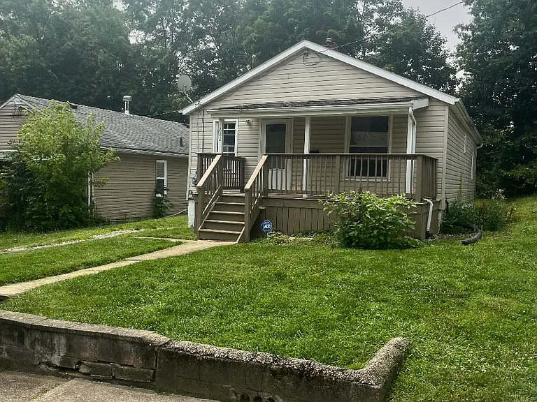 682 Roscoe Ave — Photo 2