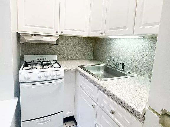 3rd image of 320 E 50th St APT 1C