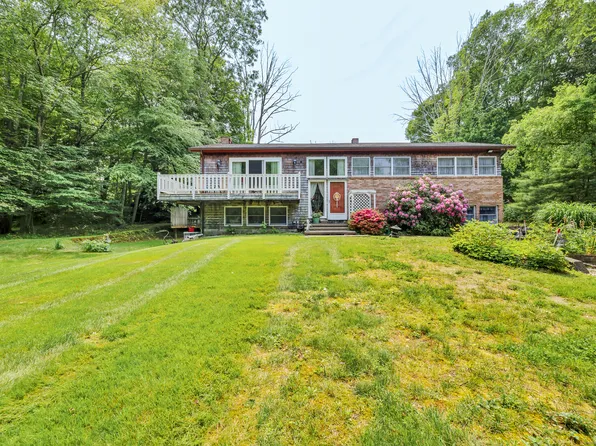 27 North Road, Waterford, CT 06385