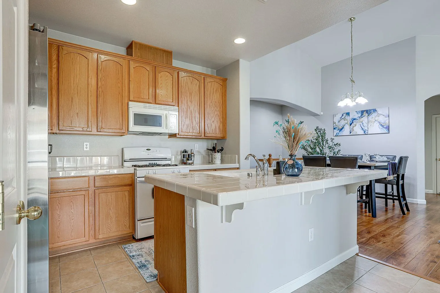 2 bed, 2.0 bath, 1237 sqft, $3,526 — Photo 3