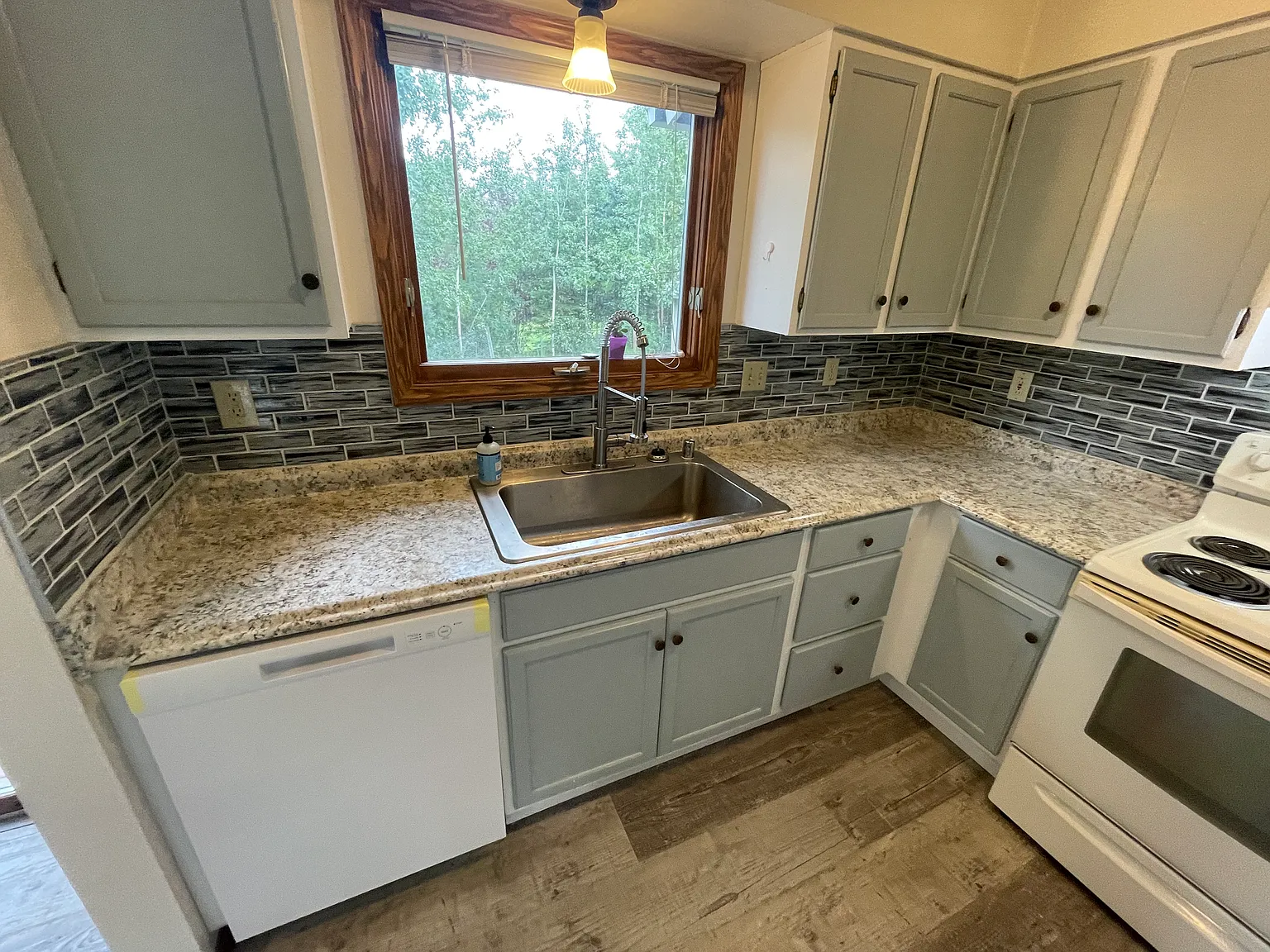 3 bed, 1.5 bath, 1300 sqft, $2,400 — Photo 3
