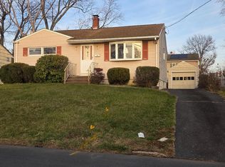 9 Gates Pl, Edison, NJ 08817