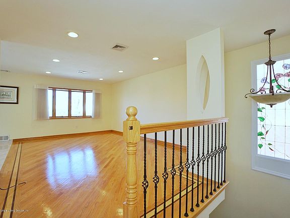 4th image of 338 Crown Ave