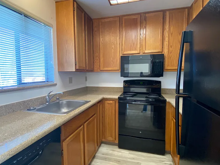 1117 Laguna Ave #5 — Photo 3