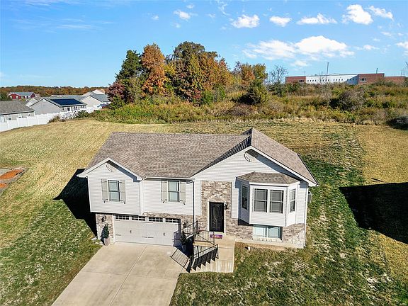 4th image of 810 Hawks Circle Dr