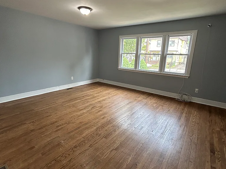 521 Burnham Rd — Photo 2