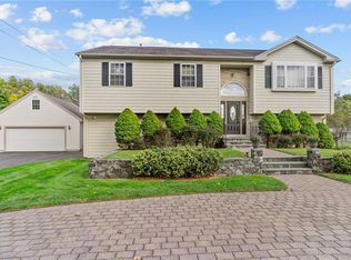 39 Curran Rd, Cumberland, RI 02864