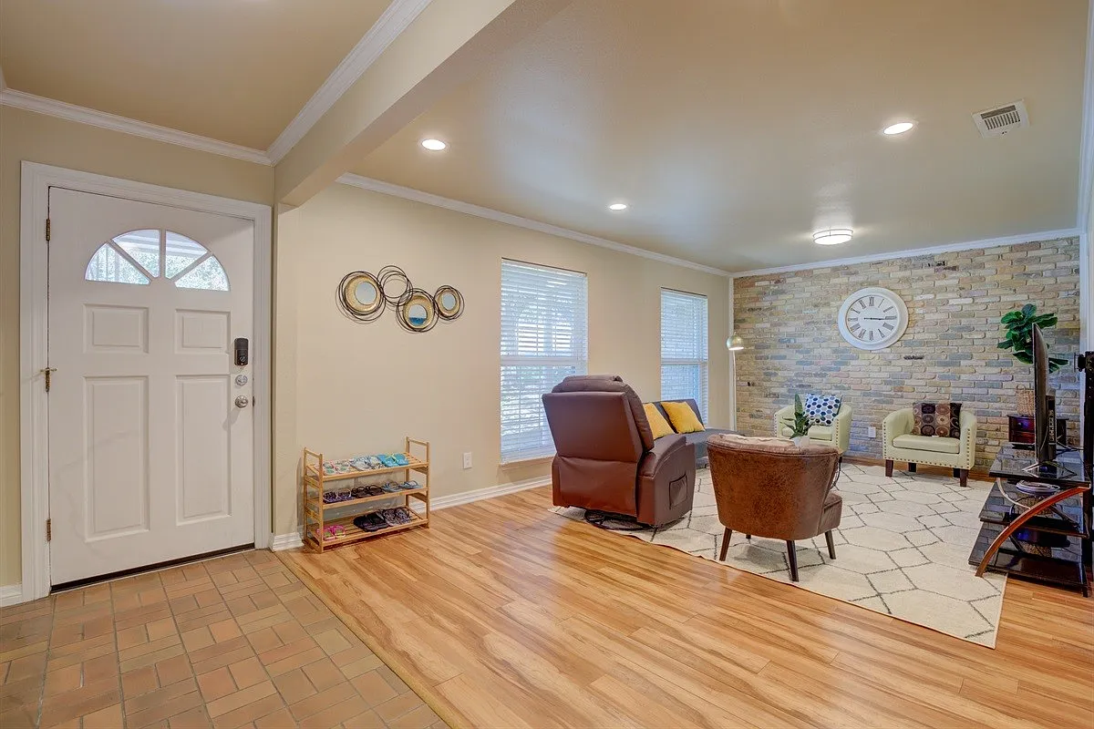4 bed, 1969 sqft, $2,400 — Photo 2