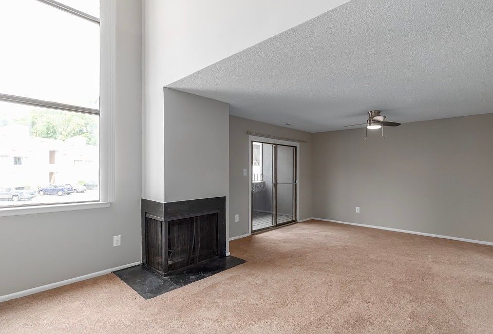 1st image of 98 Oak St APT 1303