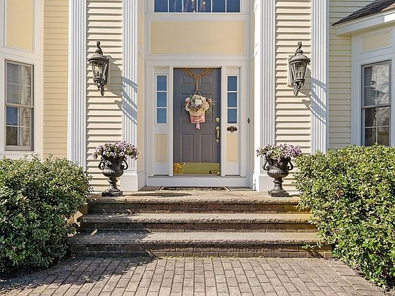 3rd image of 65 Leanne Dr