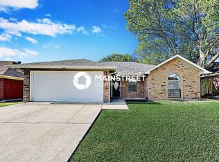 808 Crystal Creek Ln, Arlington, TX 76001