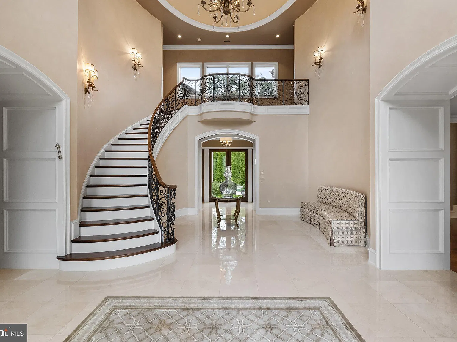 5 bed, 7.0 bath, 9784 sqft, $20,000 — Photo 2
