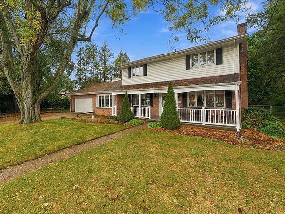 2nd image of 824 Spring St