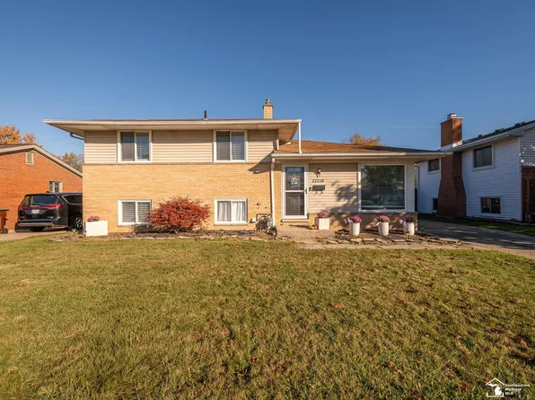 22230 Candace Dr, Rockwood, MI 48173