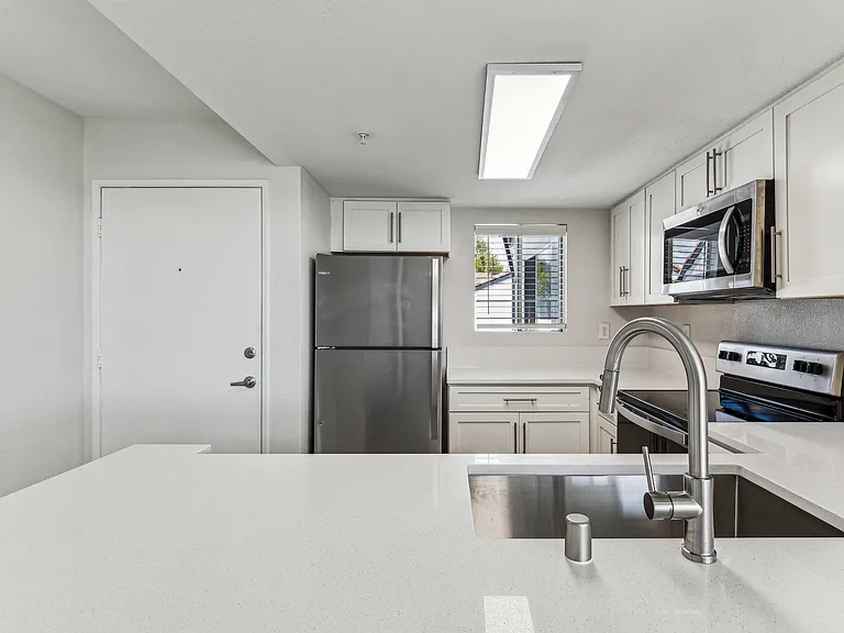 Newport Palms Apartments — Photo 14