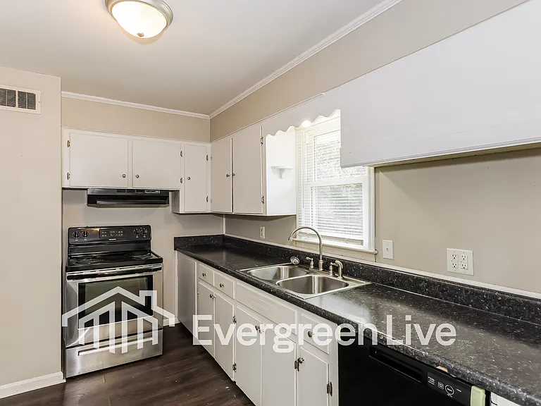 2140 Balfour St — Photo 4