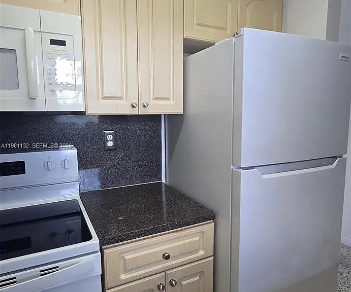 142 SW 18th Ave #30 — Photo 10