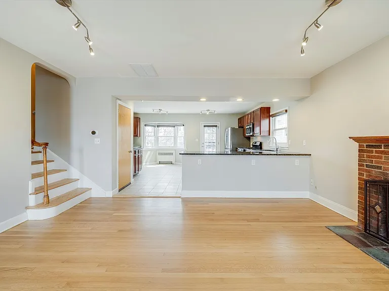 981 Johnson Pl — Photo 3
