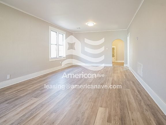 1372907_003_wm_-_living_room_13487470.jpg