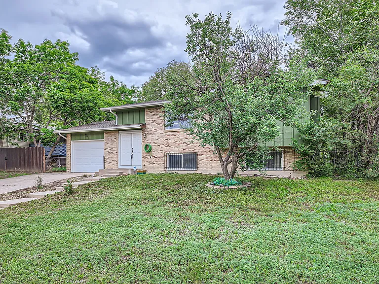 605 Raemar Dr — Photo 2