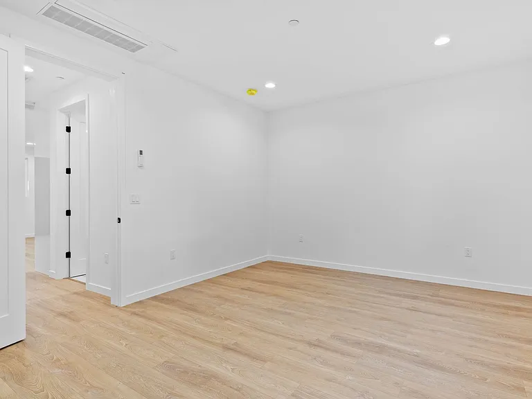 6844 Cedros Ave — Photo 12