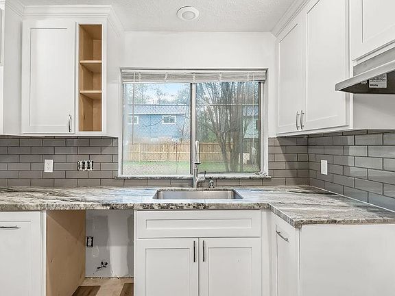 5th image of 2910 Maple Knoll Dr