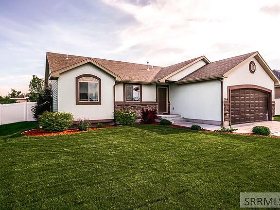 3rd image of 390 Chateau Dr