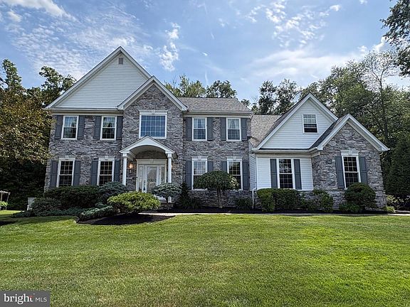 2nd image of 412 Parkview Cir