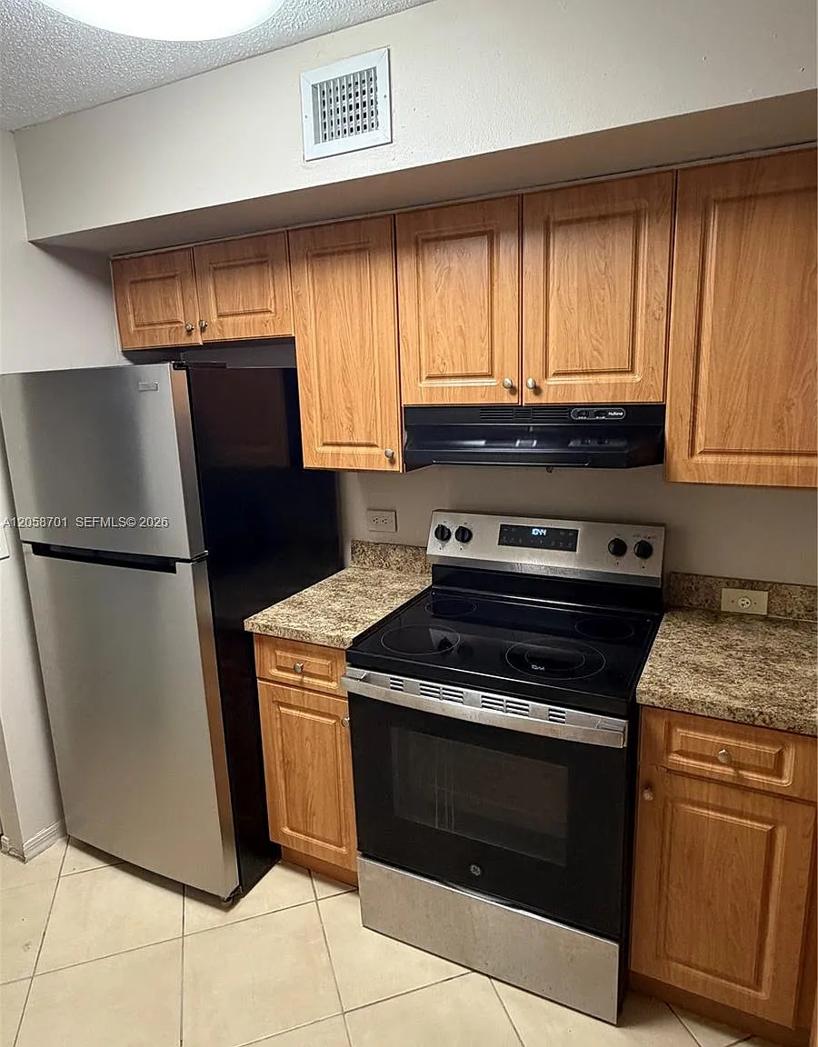 Devonaire Condo At Pembro — Photo 3