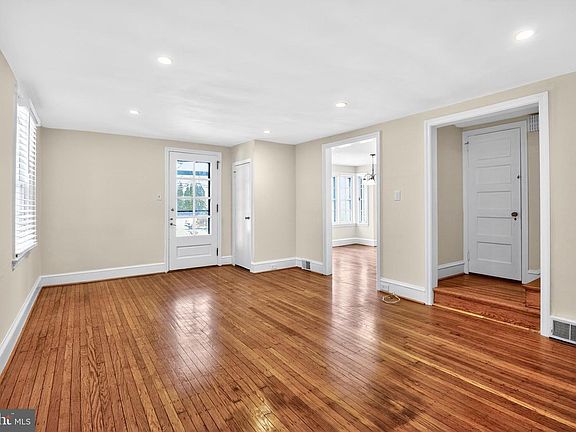 3rd image of 1183 Jericho Rd