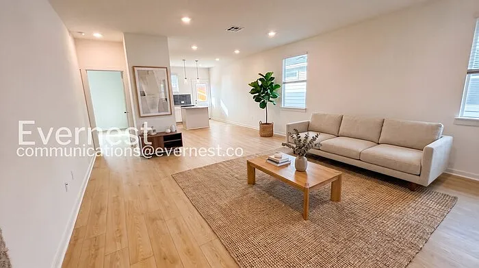 3 bed, 2.0 bath, 1366 sqft, $1,595 — Photo 2