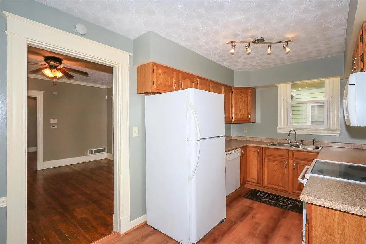2 bed, 1085 sqft, $1,800 — Photo 3
