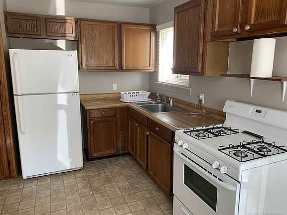 5th image of 20515 Woodward St