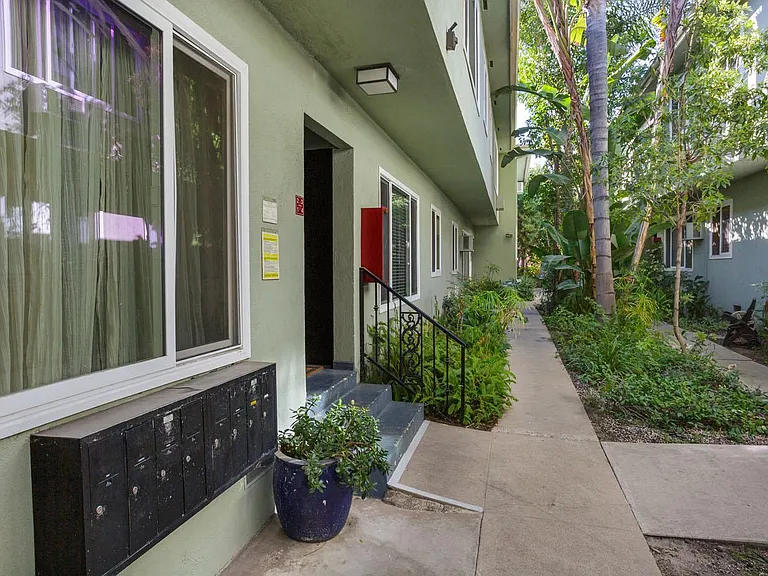 1953 Cheremoya Ave #1 — Photo 2