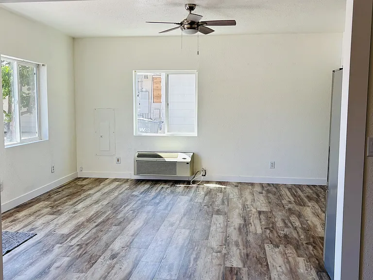 787 N Eastmont Ave — Photo 3