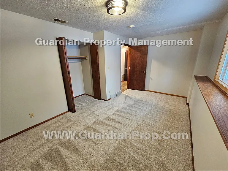 3335 Urbandale Ln N — Photo 19
