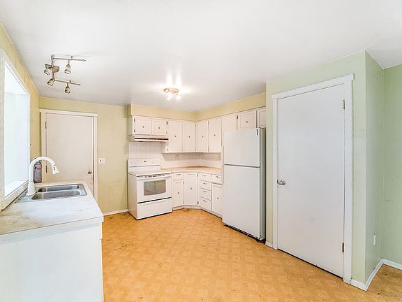 4th image of 34 E Lake Ave