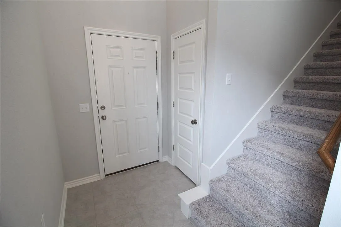 5 bed, 3.0 bath, 2409 sqft, $2,550 — Photo 3