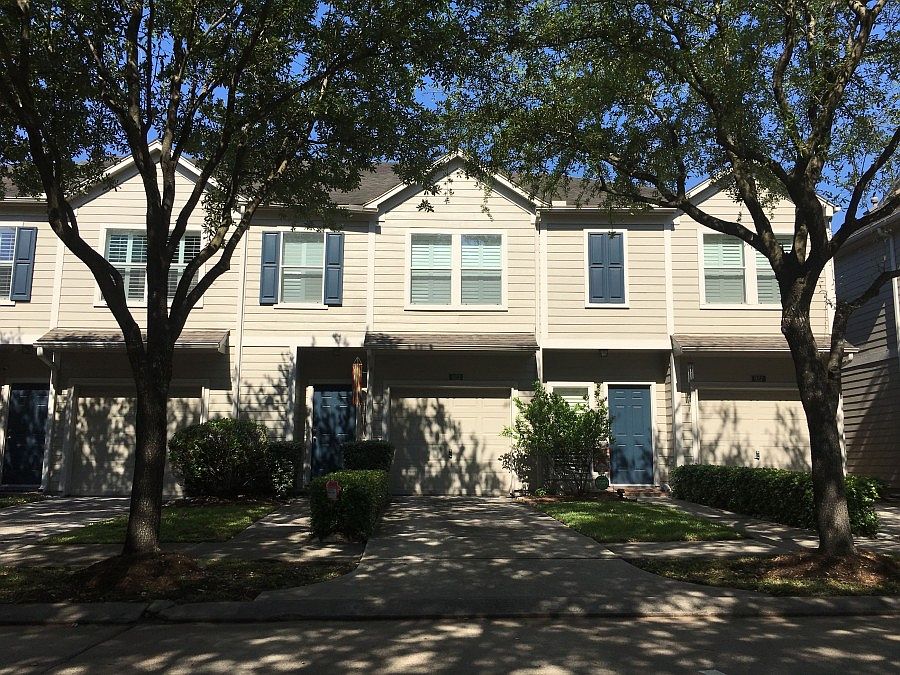1st image of 923 W Heights Hollow Ln