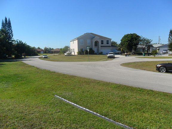 4th image of 329 SW Hollyhock Dr
